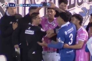 Lamolina cobró un penal que no fue, los jugadores le mostraron la jugada en un celular y revirtió la medida