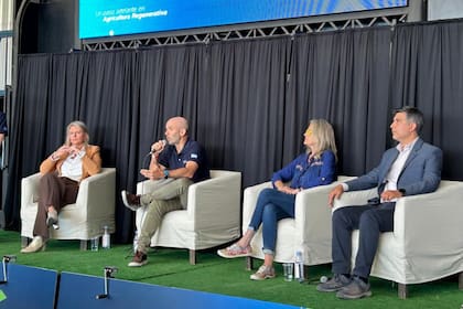Ivana Cavigliasso, directora de Prodeman; Juan Farinati, CEO y presidente de Bayer Cono Sur; María Beatriz “Pilu” Giraudo, vicepresidenta del Instituto Nacional de Tecnología Agropecuaria (INTA); y, Marcos Blanda, secretario de Agricultura y Recursos Naturales del Ministerio de Bioagroindustria de Córdoba