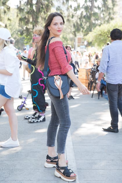 Ivana Figueiras, con remera off shoulder, jeans y accesorios en cuero.