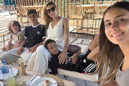 Ivana y sus
cuatro hijos, Francesca, Benicio,
Valentino y Faustino.