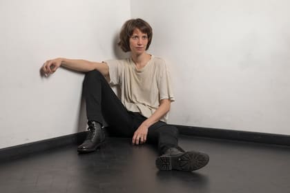 Ivana Zacharski en el unipersonal Patti Smith, escrito y dirigido por Patricio Abadi, acerca de la cantante y poeta nacida en Chicago en 1946