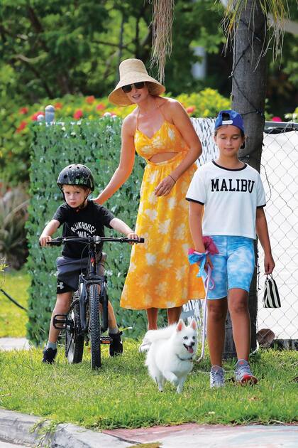 Ivanka atenta a los movimientos de su hijo menor, Theodore James (5). Adelante, su hija Arabella Rose (9) junto a Winter, la mascota de la familia