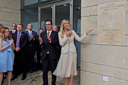 Ivanka Trump inaugura, junto con Steve Mnuchin, la nueva embajada