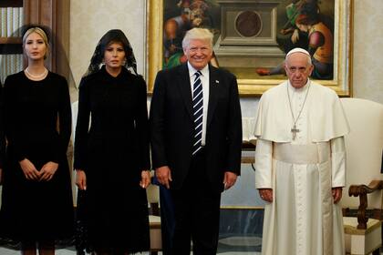 Ivanka Trump, la primera dama Melania Trump y el presidente de Estados Unidos, Donald Trump, junto al papa Francisco durante una reunión en el Vaticano, el 24 de mayo de 2017. (AP Foto/Evan Vucci, archivo)
