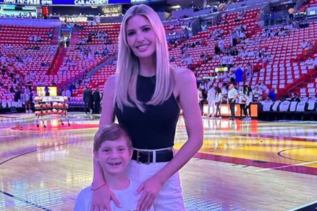 Ivanka Trump lució un atuendo sencillo en blanco y negro que complementó con un bolso rojo