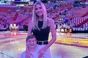 Ivanka Trump lució un atuendo sencillo en blanco y negro que complementó con un bolso rojo