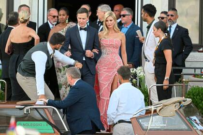 Ivanka Trump lució un llamativo vestido rosa bordado con piedras
