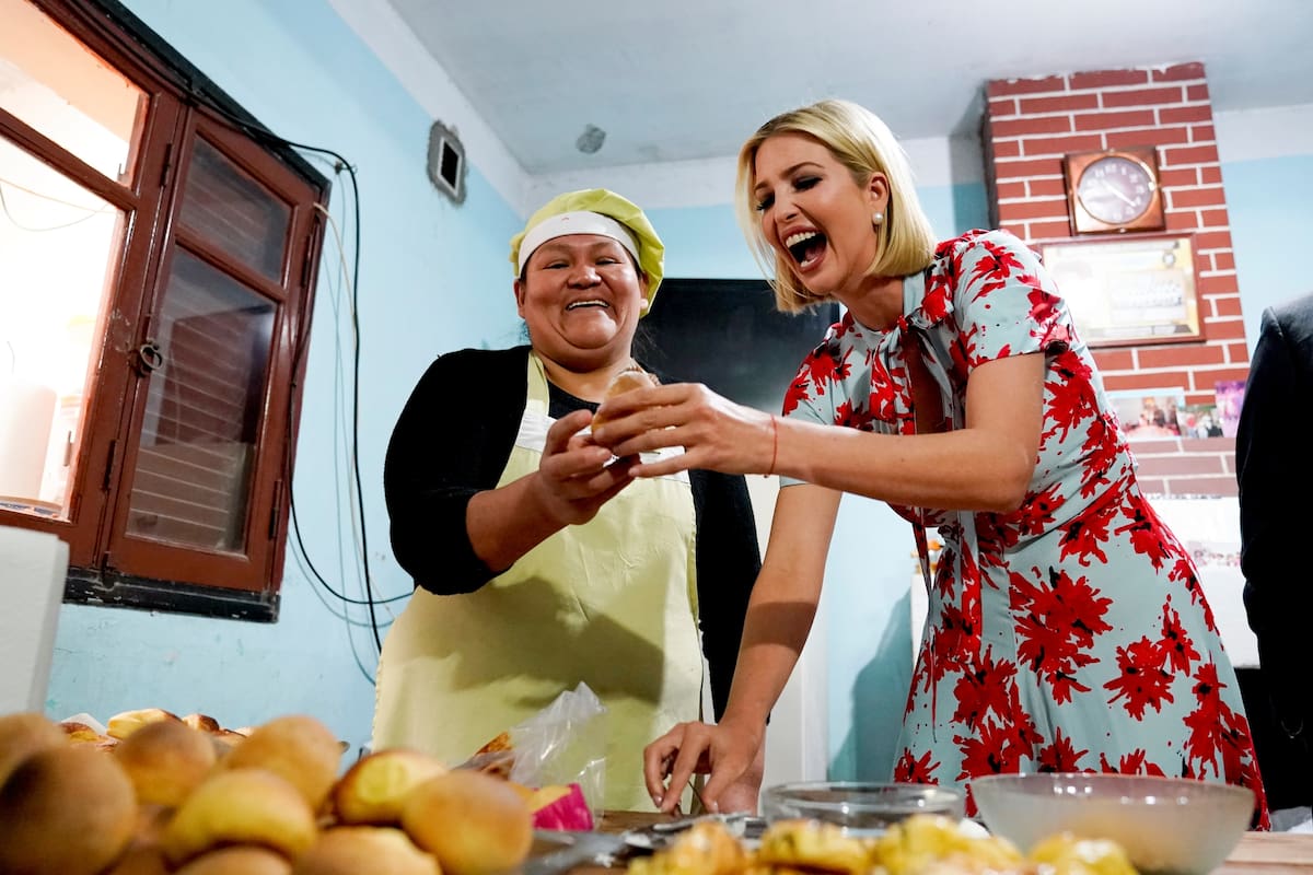 Ivanka Trump, posa para una foto durante su visita al sitio de capacitación de Pro Mujer en Jujuy
