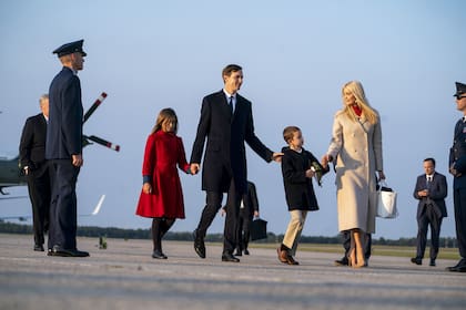 Ivanka Trump y Jared Kushner, con sus hijos mientras abordan el Air Force One en la Base Conjunta Andrews en Maryland, el 22 de septiembre de 2020