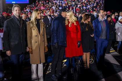 Ivanka Trump y Jared Kushner, en el centro, en el último acto del presidente Donald Trump antes del día de las elecciones en Grand Rapids, Michigan, el 2 de noviembre de 2020