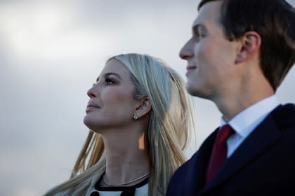 Ivanka Trump y Jared Kushner observan mientras el presidente de Estados Unidos, Donald Trump, se retira de la Base Conjunta Andrews, Maryland