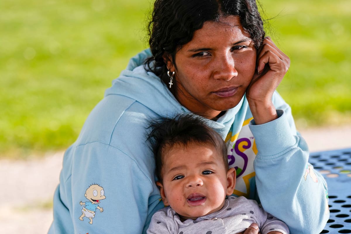 Ivanni Herrera sostiene a su bebé Milan Guzmán durante una entrevista en un parque el viernes 18 de mayo de 2024, en Aurora, Colorado (AP Foto/Jack Dempsey)