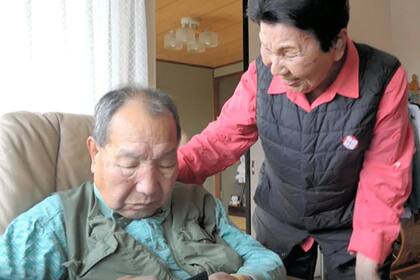 Iwao Hakamada junto a su hermana Hideko