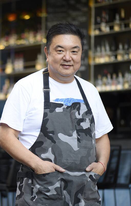 Iwao Komiyama, en su nuevo emprendimiento gastronómico: el bar de sushi y tapas Krill, en el Barrio Chino