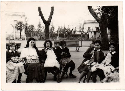 Izaskun, haciendo labores en el patio del colegio.