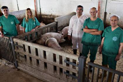 Izpisua, segundo por la derecha, con colaboradores de la Universidad Católica San Antonio de Murcia.
