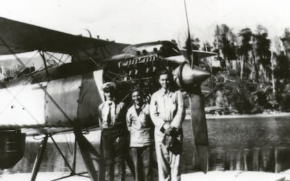 (Izq.) Alférez de Fragata Alberto De Sautu Riestra, aviador naval junto a dos mecánicos del Fairey III.F (AP-1) perteneciente a la Aviación Naval Argentina. (Cortesía Luis Pefaure).