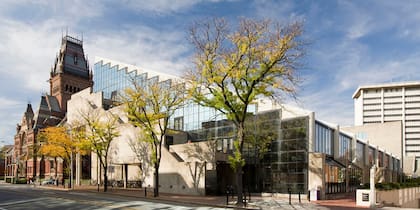 Izquierda: Memorial Hall ; derecha: Harvard Graduate School of Design