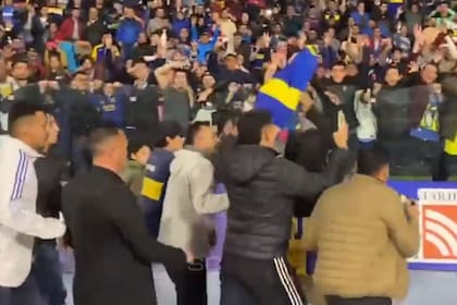 Izquierdoz es rodeado por fanáticos, en el campo de juego de Central Córdoba