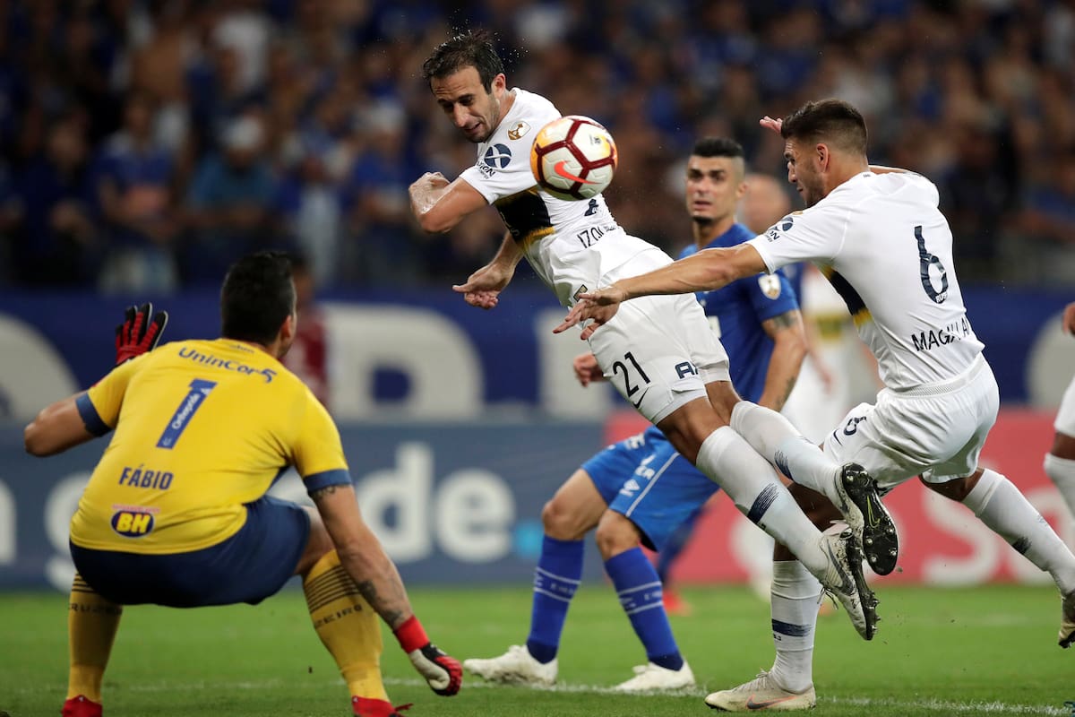 Izquierdoz u Magallán en un córner, a la búsqueda de un empate que finalmente llegó