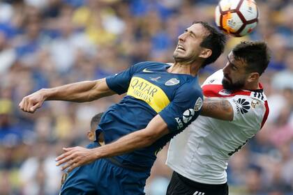 Izquierdoz y Pratto, duelo áereo garantizado