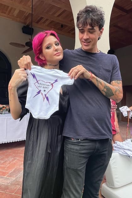 "Izzy", la futura mamá, espera un varón, que se llamará Valentino, para fines de julio. Posa junto a su padre, Mauro Camerucci.