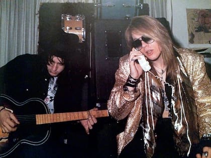 Izzy Stradlin, guitarrista de aquellos tiempos (dejó la banda en 1991), era amigo de la secundaria de Axl y llegó a Los Ángeles cargado de riffs endemoniados. Ambos nacieron en Lafayette, Indiana, en 1962