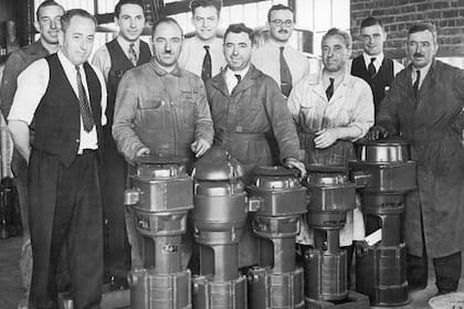 J-300 fue una bomba diseñada por Candido que creaba un remolino de agua tibia: estas unidades comenzaron a venderse en 1949, a través de tiendas de artículos para el baño y farmacias