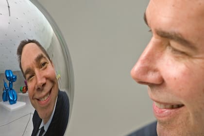 Jeff Koons mira su reflejo en una de sus inconfundibles esculturas, realizadas en acero inoxidable