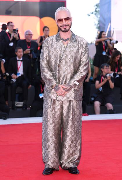 J Balvin fue uno de los más arriesgados de la velada con este traje de Giorgio Armani. Integramente confeccionado en satén, este modelo no pasó desapercibido por su estampa geométrica y su corte oversize similar al de un pijama