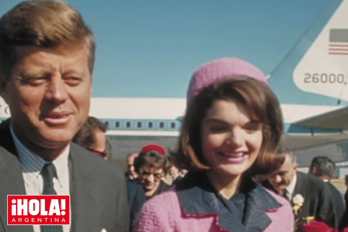 J. F. K. y Jackie, minutos después que el Air-Force One aterrizara en el aeropuerto de Dallas. El conjunto de la primera dama –un traje rosa con solapas negras y un sombrero pillbox de Chez Ninon– había sido elegido personalmente por su marido para esa gira por esa ciudad de Texas.