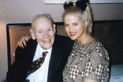 J. Howard Marshall II y Anna Nicole Smith empezaron a vivir en ciudades diferentes luego de su casamiento: mientras que él permaneció en Houston, ella fue a cimentar su carrera en Los Ángeles