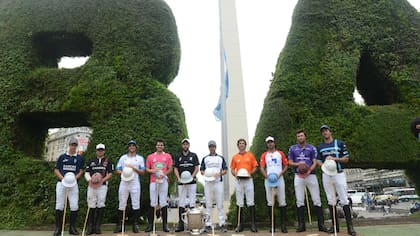 J. M. Zubía (suplente), E. Martínez Ferrario, C. Laprida, F. Sola, P. Pieres, P. Mac Donough, M. Novillo Astrada, J.M. Zavaleta, A. XCapella Barabuccui e I. Du Plessis, en el Obelisco, una movida para ir entrando en clima de Abierto