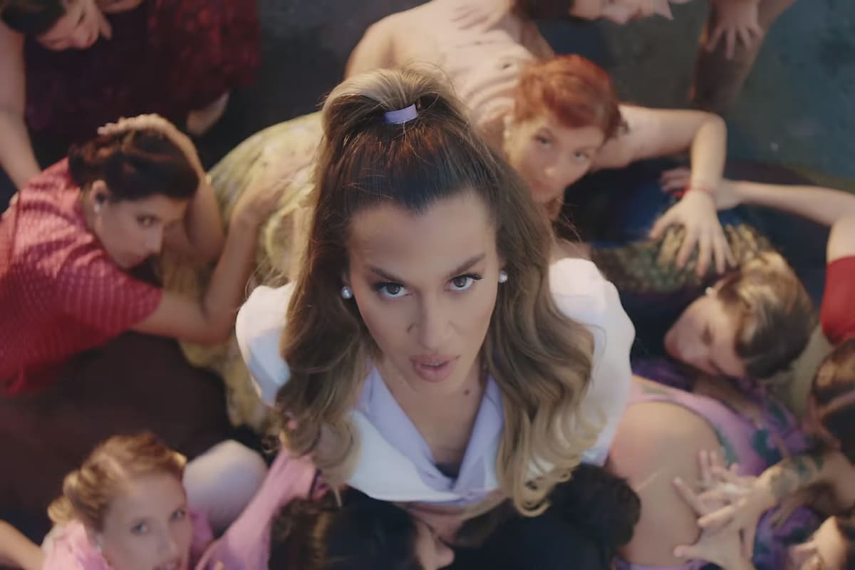 J Mena, en una secuencia del video "Flor de Involución", que publicó este miércoles