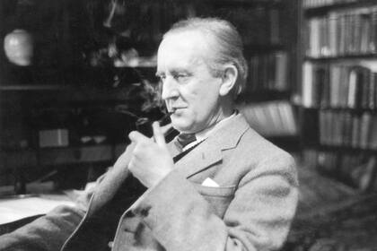 J. R. R. Tolkien, autor de El Hobbit y El Señor de los Anillos; el año próximo se cumplirá medio siglo de su muerte, y sus libros siguen inspirando películas y series