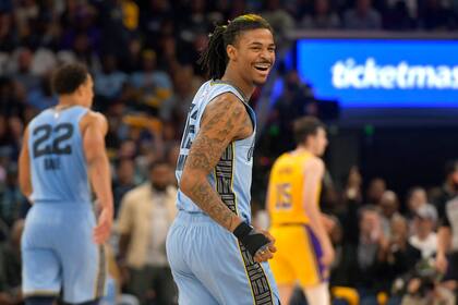 Ja Morant, de los Grizzlies de Memphis, festeja durante un partido de playoffs ante los Lakers de Los Ángeles, el 26 de abril de 2023 (AP Foto/Brandon Dill)