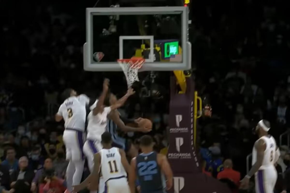 Ja Morant ya realizó la contorsión en el aire y saca desde muy abajo un tiro imposible para convertir un doble en el partido entre Memphis y Los Angeles Lakers