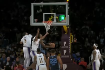 Ja Morant ya realizó la contorsión en el aire y saca desde muy abajo un tiro imposible para convertir un doble en el partido entre Memphis y Los Angeles Lakers