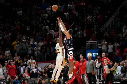 Jabari Smith Jr. (1), novato de los Rockets de Houston, dispara el triple de la victoria ante el intento defensivo de Naji Marshall (8), de los Pelicans de Nueva Orleans, en el cierre de la segunda mitad del juego de baloncesto de la NBA, el viernes 17 de marzo de 2023, en Houston. Los Rockets ganaron 114-112. (AP Foto/David J. Phillip)