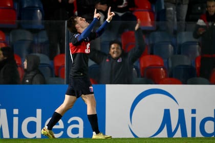 Jabes Saralegui convirtió uno de los goles con los que Tigre avanzó de ronda en la Copa Sudamericana