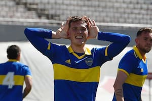 Jabes Saralegui festeja ante River haciendo el Topo Gigio, tras un gol en el Monumental; ante Racing tendría su bautismo en la primera de Boca