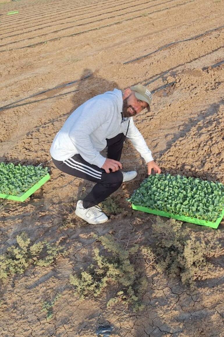 Jabito aprovechó su viaje a Israel para trabajar la tierra