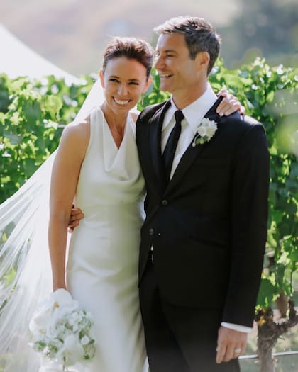 Jacinda Ardern abraza a su esposo Clarke Gayford en su boda en Havelock North, Nueva Zelanda, sábado 13 de enero de 2024