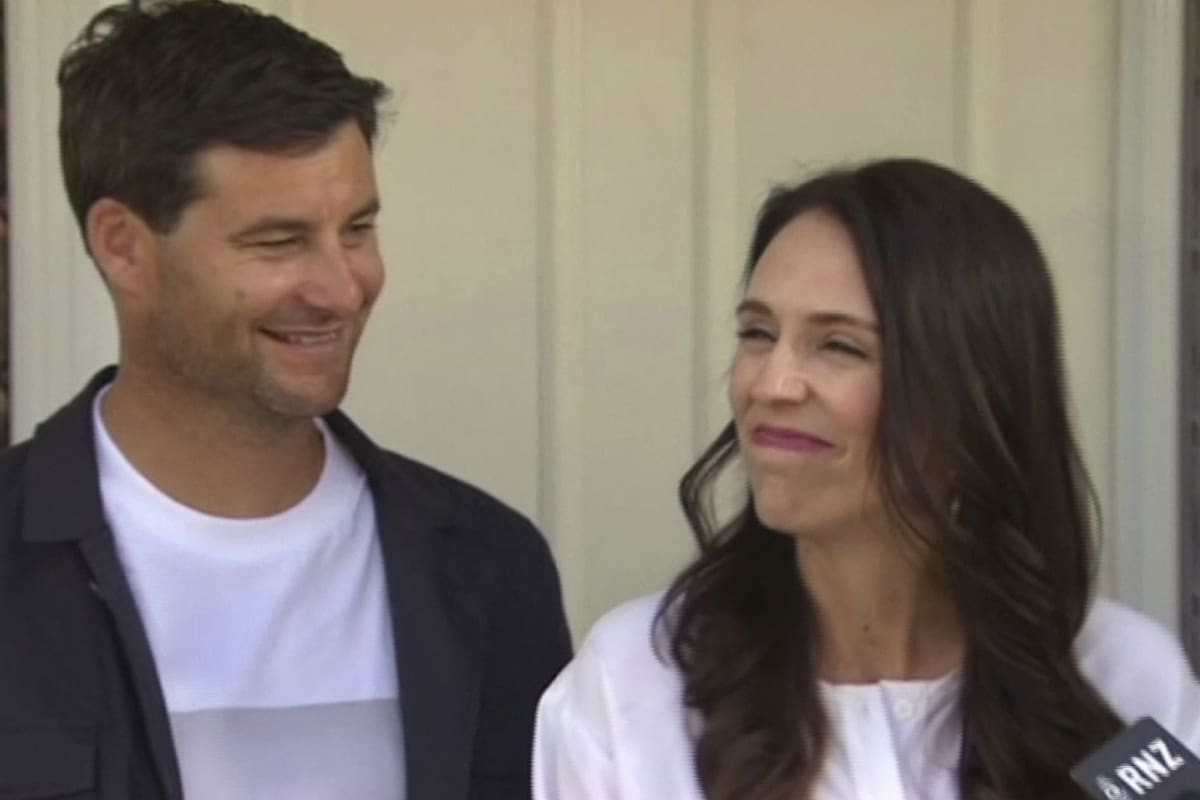 Jacinda Armend anuncia su embarazo acompañada de su marido