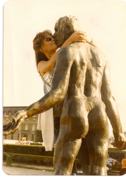 Jacinta Grondona a los 18 años, con una escultura de Rodin en París