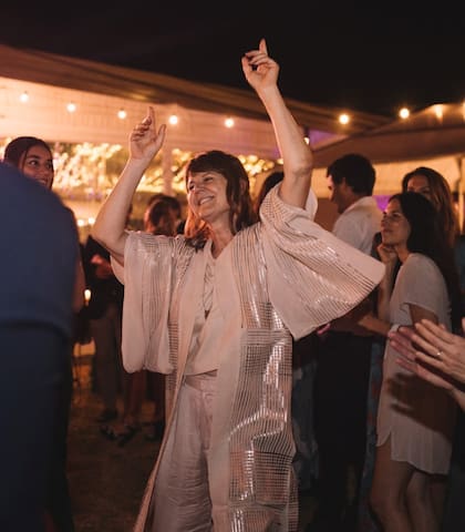 Jacinta Grondona con uno de los kimonos diseñados por ella
