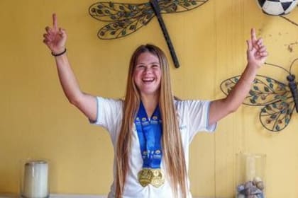 Jacinta Martínez Ranceze (20) es campeona de natación artística, antes llamado nado sincronizado