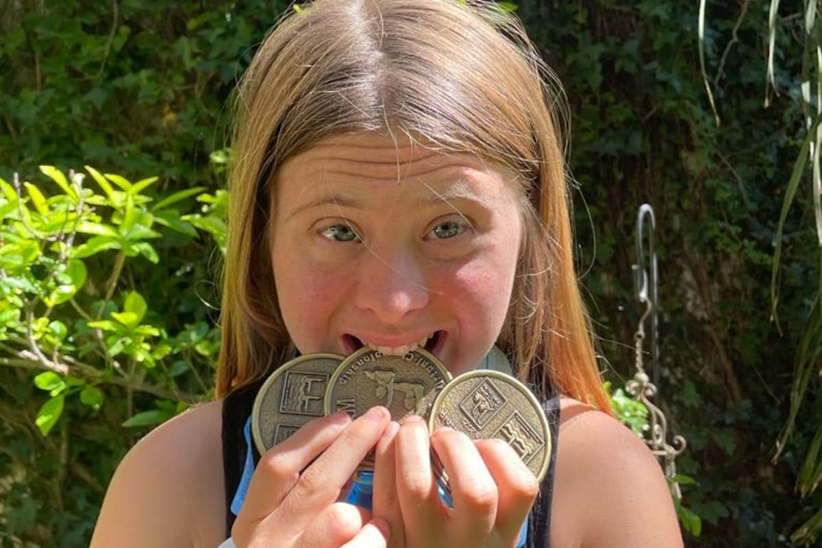 Jacinta Martínez Ranceze, campeona de nado sincronizado con algunas de sus tantas medallas