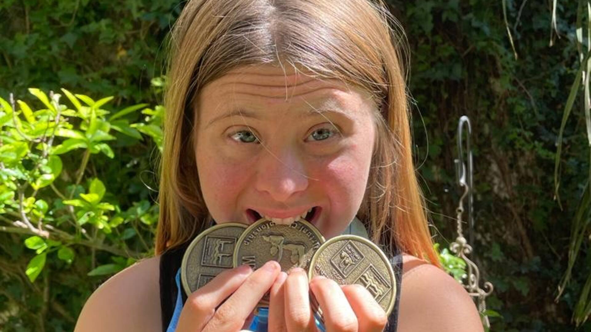 Jacinta Martínez Ranceze, campeona de nado sincronizado con algunas de sus tantas medallas