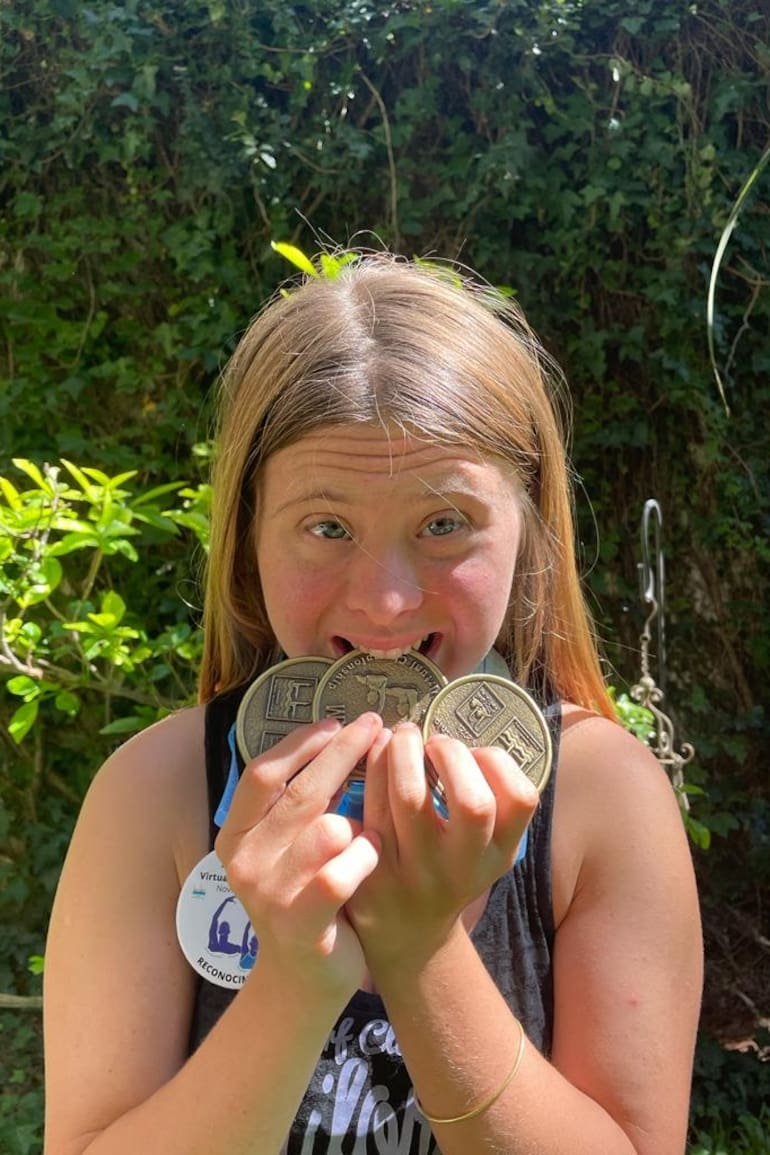 Jacinta Martínez Ranceze, campeona de nado sincronizado con algunas de sus tantas medallas